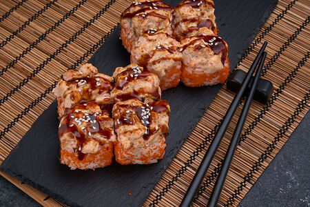 Горячий ролл с лососем терияки