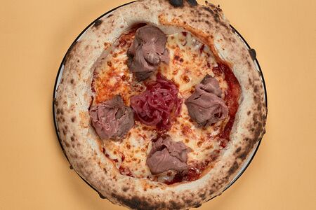 Пицца Ростбиф и маринованный лучок