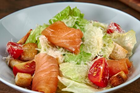 Цезарь с копченым лососем