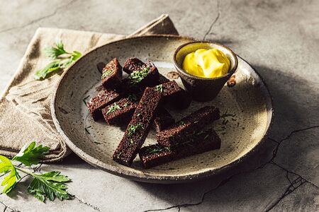 Чесночные гренки с соусом айоли