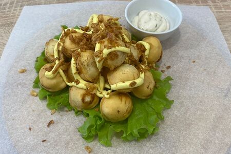 Жаренные пельмешки во фритюре с жареным луком