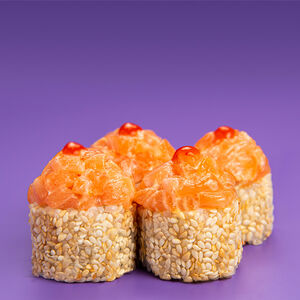 Половинка острого ролла с лососем