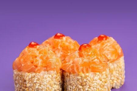 Половинка острого ролла с лососем