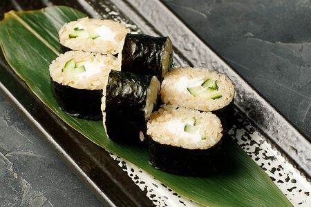 Ролл с огурцом и сыром