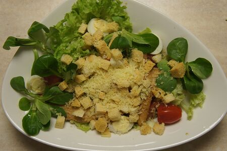 Салат Цезарь с курицей