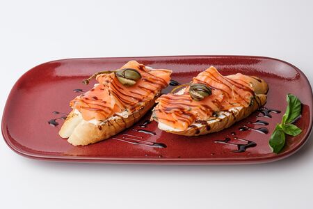 Дуэт брускетта с лососем слабосоленым