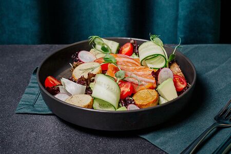 Салат с корельской форелью, овощами и теплым картофелем