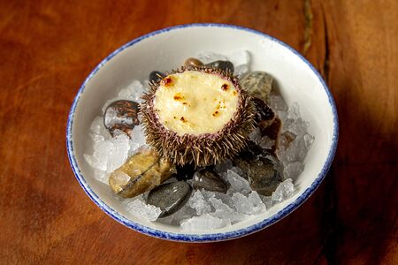 Запеченный морской ёж с креветкой