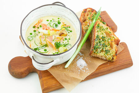 Сливочная уха с форелью, судаком и окунем