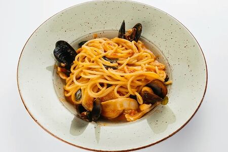 Спагетти с морепродуктами в томатном соусе