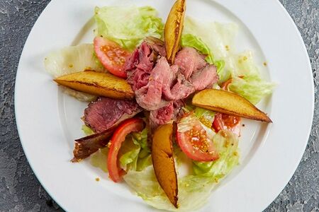 Салат с подкопченной говядиной и картофелем