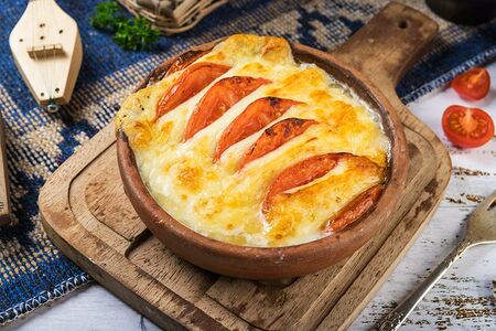 Жареный сулугуни с помидорами