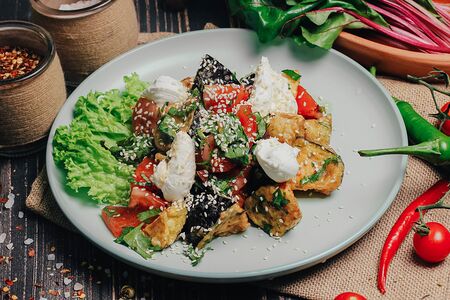 Салат с хрустящими баклажанами