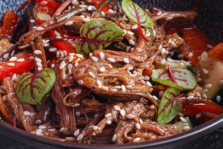 С папоротником и говядиной