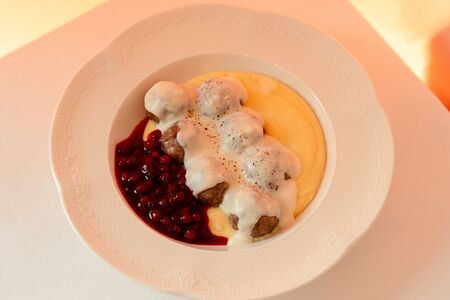 Фрикадельки с картофельным кремом и брусничным соусом