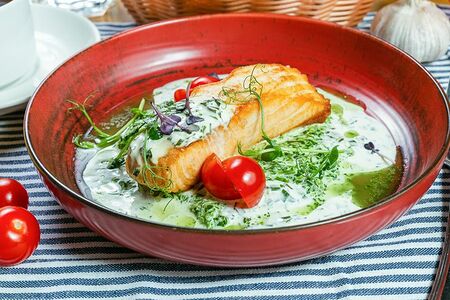 Стейк из лосося на подушке из шпината