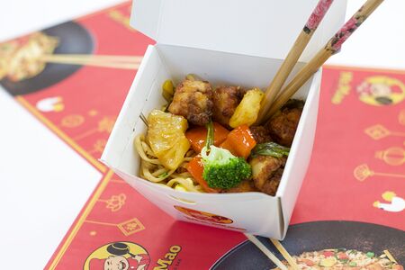 Вок с курицей в кисло-сладком соусе