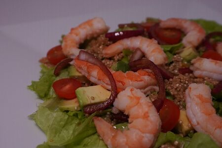 Салат с креветками и киноа