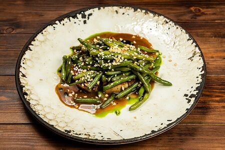 Свиная шейка, обжаренная кенийская фасоль