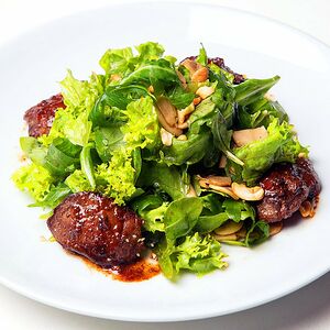 Теплый салат с куриной печенью