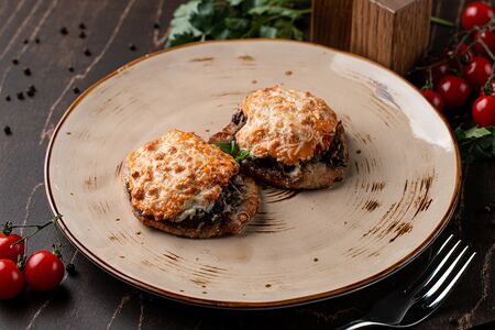 Запеченные медальоны с грибами