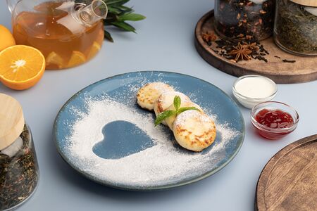 Сырники с клубничным топпингом и сметаной