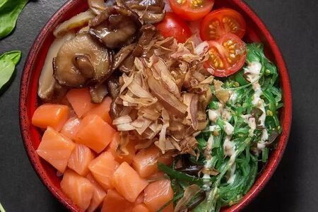 Поке Лосось с соусом манго