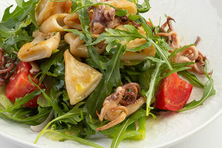 Салат c кальмаром, руколой и авокадо