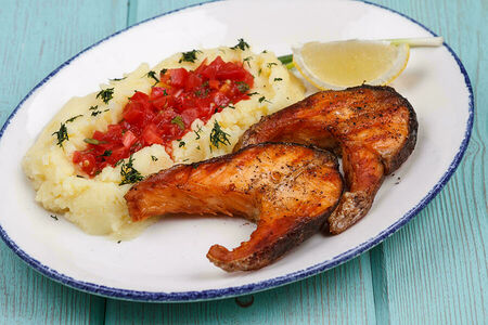 Жареный стейк из форели с картофельным пюре и помидорным соусом