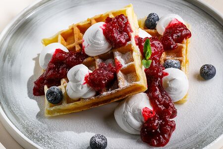 Творожные вафли с кокосовым муссом и ягодным конфитюром