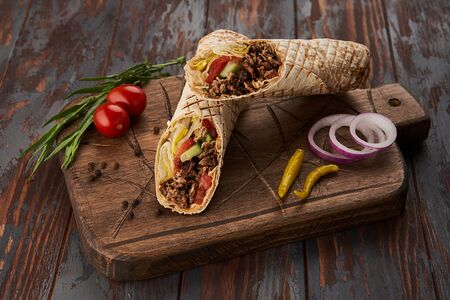 Шаурма с ягненком и телятиной в обычном лаваше