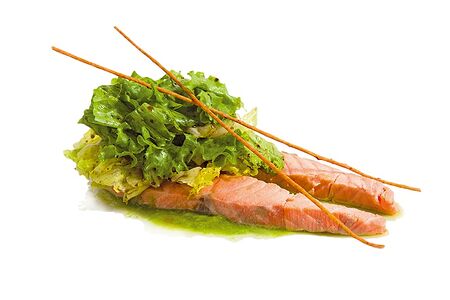 Лосось на пару с соусом песто