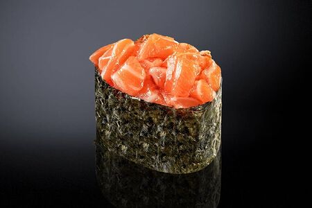 Сливочный гункан с лососем