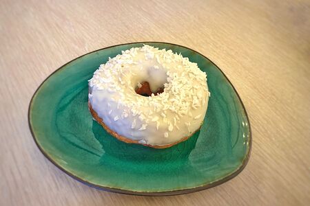 Вегетарианский пончик с клубничным конфи