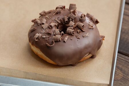 Пончик шоколадный