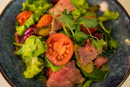 Салат с ростбифом и вяленой клюквой