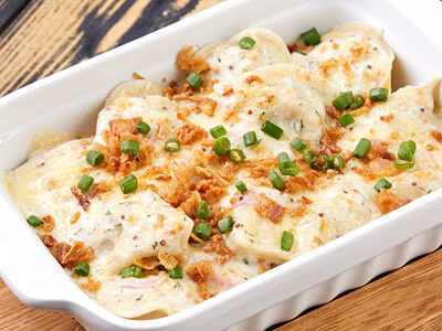 Ассорти из пельменей, запеченное под соусом с горчицей и беконом