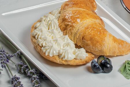 Круассан с сырным кремом и ягодами