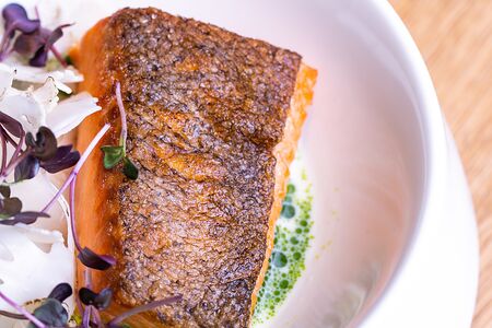 Стейк из лосося с луком порей