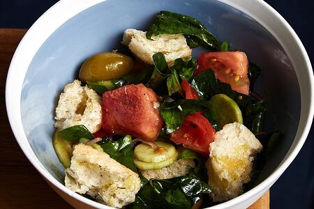 Огурец, томаты, шпинат, оливки, чиабатта