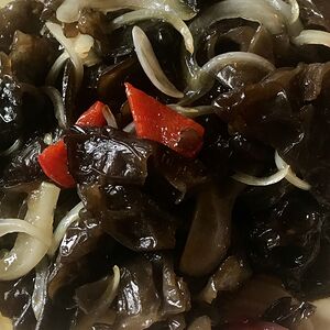 Лесные грибы с луком