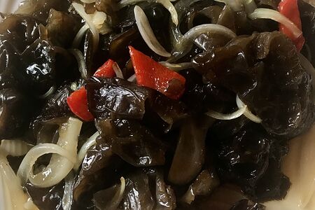 Лесные грибы с луком