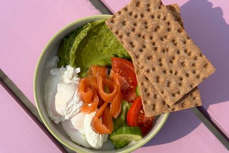 Завтрак с гуакамоле и лососем