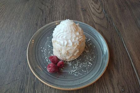 Рулет меренговый с малиной и кокосом