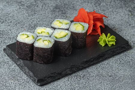 Ролл с огурцом