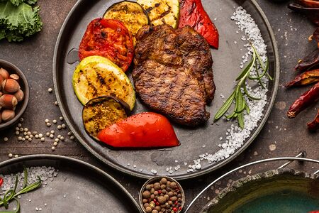 Стейк из свинины с овощами