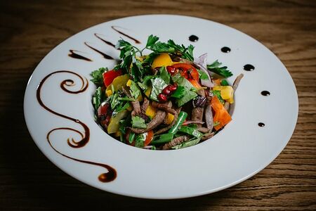 Теплый салат с говяжьим языком