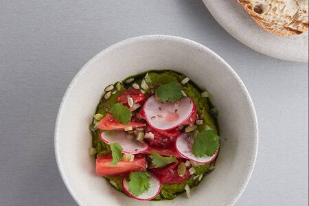 Хумус с томатами и сельдереем