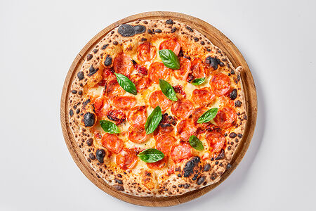 Пицца с чоризо и домашним сыром