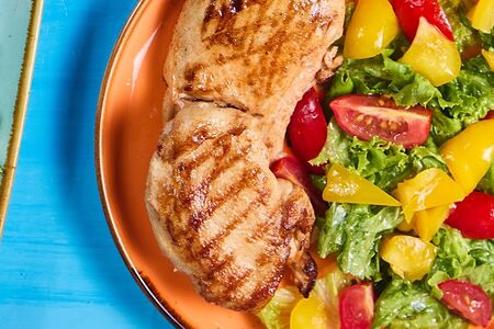 Куриная грудка с овощами